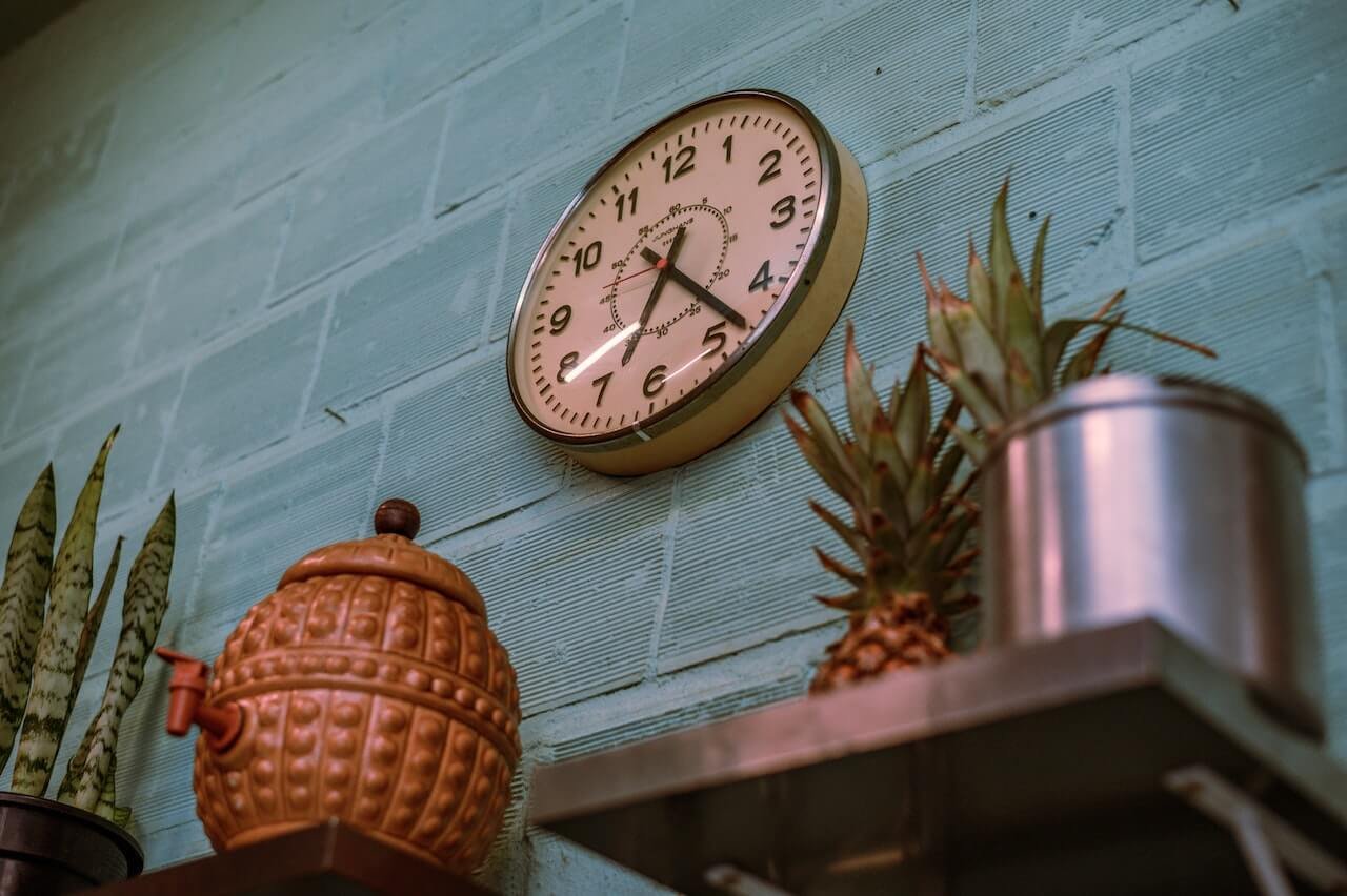 Where to Put a Wall Clock According to Feng Shui (Directions, Colors ...
