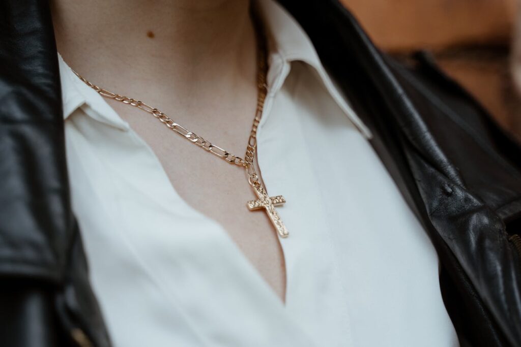 spiritual meaning of cross necklace breaking