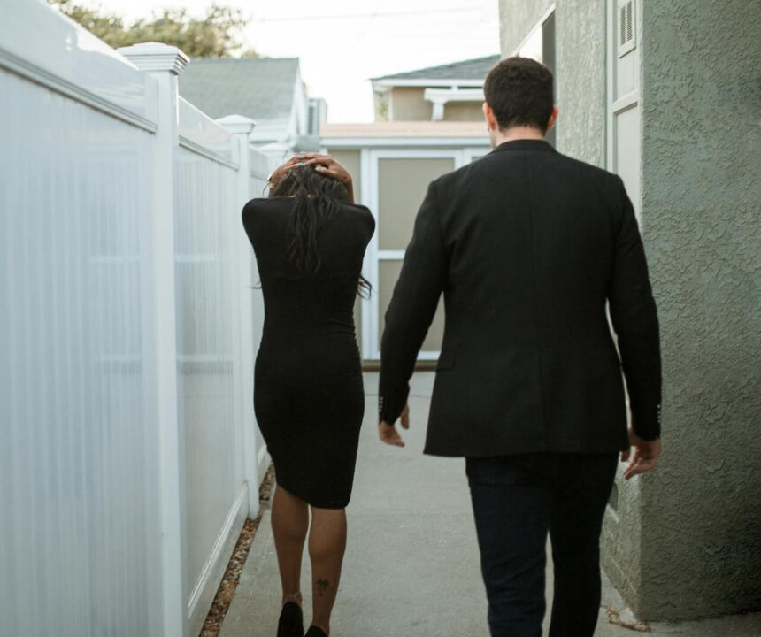 když si muž drží odstup